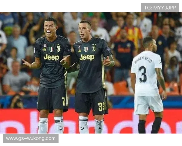 VAR回看流程全解析：裁判如何精准还原争议判罚