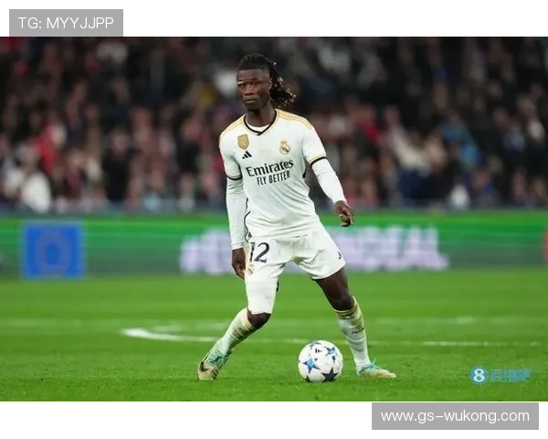 卡马文加改踢边后卫是否浪费其中场全能价值？