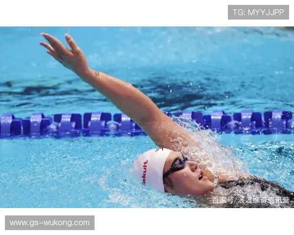 叶诗文泳池边瘫那一刻，比谁都像刚脱戏的主角啊
