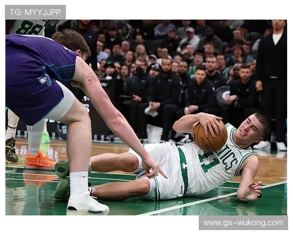 佩顿·普里查德利用无球跑动提升投篮命中率，拉开球队进攻空间