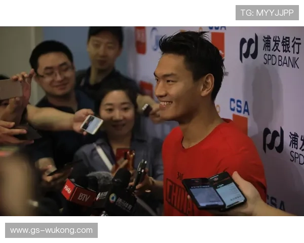 徐嘉余训练完直接去奢侈品店刷卡，柜姐以为他刚拍完广告