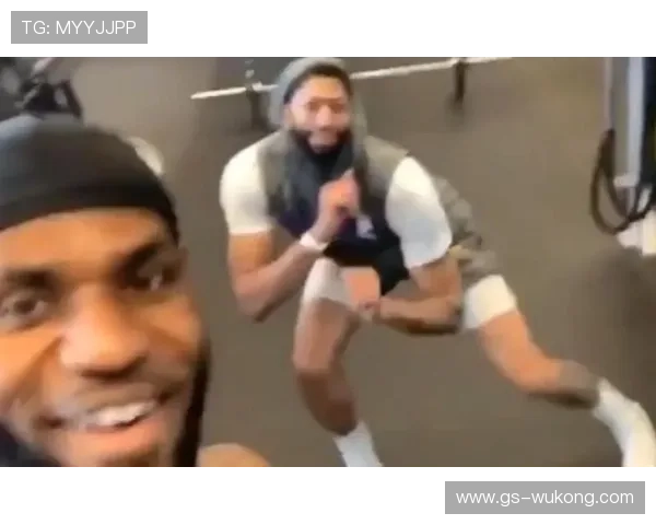 浓眉哥家里健身房比我家还大